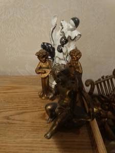 lot 33430 image: Multiple small figurines