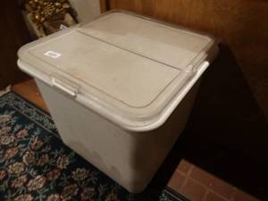 lot 33437 image: Lg plastic ingredients bins