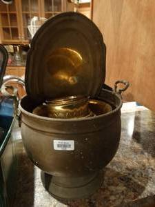 lot 33438 image: Lot of several brass planters