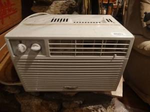 lot 33441 image: Small window AC unit