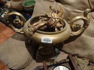lot 33450 image: Pot decor & cherubs