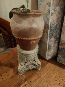 lot 33456 image: Lg planter & pedestal