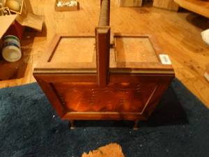 lot 33464 image: Sewing basket w contents