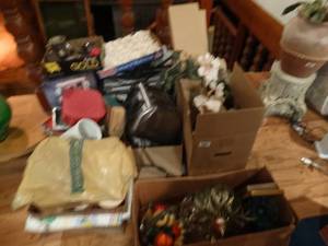 lot 33465 image: Huge assortment of household items