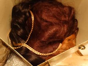 lot 33478 image: Lot of several wigs