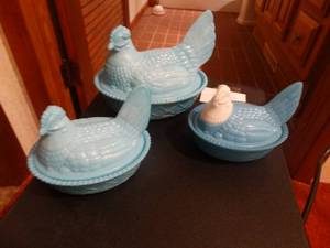 lot 33296 image: 3 blue glass hen on nest bowls