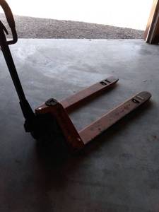 lot 4422 image: mighty lift pallet jack does not jack up believe it needs release hooked back up