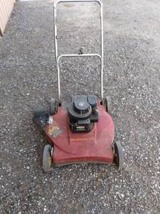 lot 4425 image: Murray 22 push mower with 3.5 horsepower Briggs & Stratton motor starts runs rough