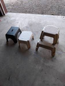 lot 4435 image: 3 plastic step stools