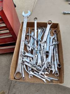 lot 4439 image: flat of wrenches including SAE and metric lots of Craftsman