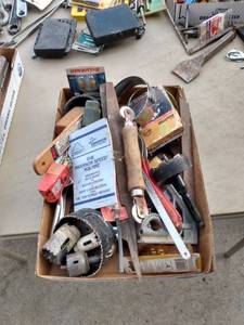 lot 4440 image: box of miscellaneous out toolbox