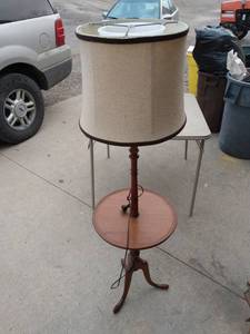 lot 4460 image: vintage table and lamp combo