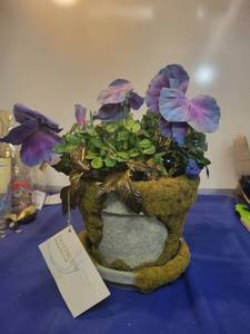 lot 5457 image: Distinctive design flower in flower pot