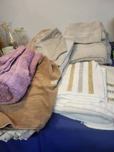 lot 5463 image: Box of towels