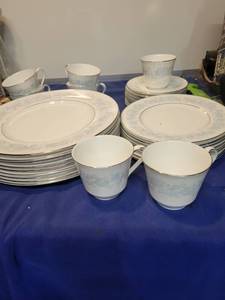 lot 5494 image: 32 pieces of English fine bone China meadow mist