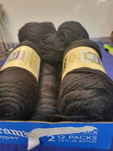 lot 5506 image: flat full of black yarn