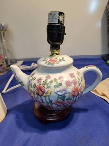 lot 5516 image: Tea pot lamp needs light bulb