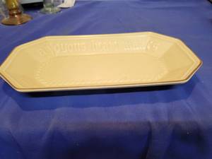 lot 5522 image: A platter says a joyous heart makes the loaves taste better