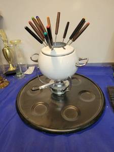 lot 5524 image: Fondue serving tray with extra Fork