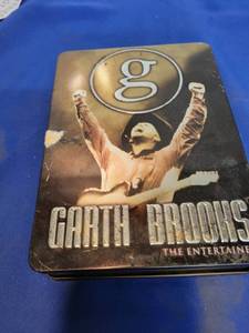 lot 5531 image: Garth Brooks the entertainer