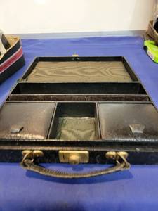 lot 5542 image: Jewelry case