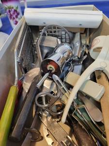 lot 5556 image: Kitchen utensils