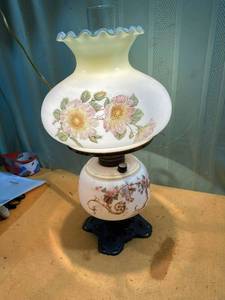 lot 7283 image: Hurricane lamp 17 12 inches high works