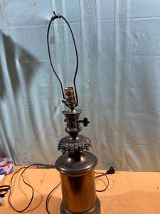 lot 7284 image: Press like no shade 27 inches high and tested