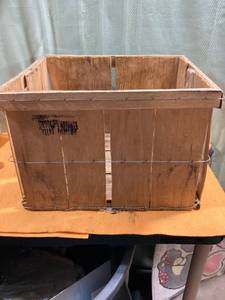 lot 7302 image: Vintage produce crate 18 x 14 12