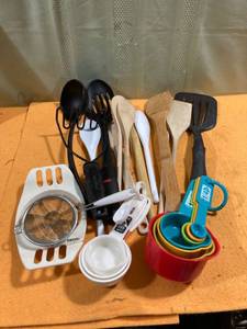 lot 7315 image: Cooking utensils and miscellaneous