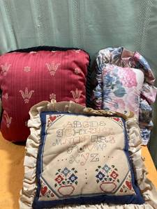 lot 7316 image: Throw pillows assorted