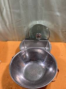 lot 7326 image: Miscellaneous cookware