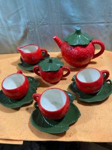 lot 7348 image: Strawberry tea service strawberry 3 cups, sugar and creamer
