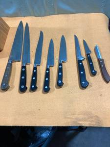 lot 7411 image: Butcher block knife rack With assorted knives