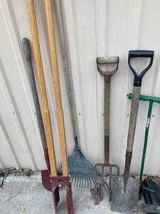 lot 7431 image: Garden tools
