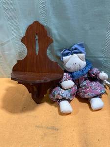 lot 7440 image: 13 12 inch shelf with 13 12 inch kitty