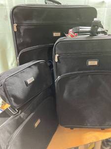 lot 7453 image: Four piece set of Bill BLASS luggage
