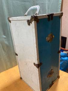 lot 7456 image: 18�� x 8 12�� doll case With clothes
