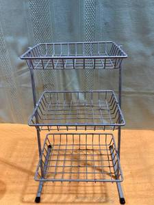 lot 7463 image: Metal rack 13 inches tall inches wide