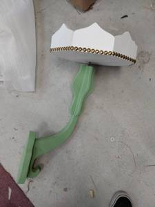 lot 4500 image: Wooden Bird Feeder Flower Tray