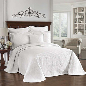 lot 2748 image: Historic Charleston Collection Matelasse Bedspread  - King  White - Retail $199.99