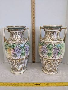 lot 400 image: (2) Vintage Japaneses vases 16 T