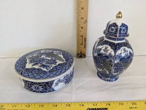 lot 401 image: (2) Vintage Imperial peacock 1983 Arnart imports Japanese ginger jar & trinket dish