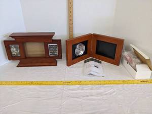 lot 410 image: Mantel picture frame & Coby widescreen digital photo frameclock