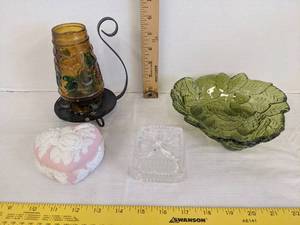 lot 422 image: Glass home decor