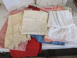 lot 425 image: Various tableclothsrunners