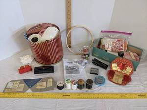 lot 432 image: Sewing accessories