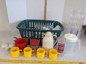 lot 442 image: Plastic plates, cups, pitcher, bowls & more