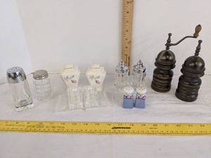 lot 453 image: (6) Pairs of salt & pepper shakers