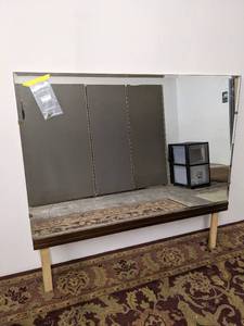 lot 468 image: Large dresser mirror 50 w x 48 H